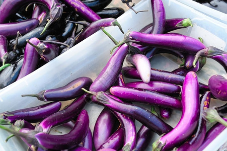 市场上紫色的茄子图片