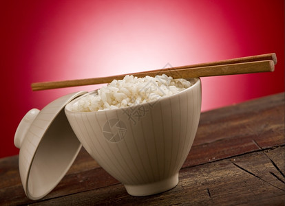 一顿饭处理白照片碗里面的美味大米和筷子图片
