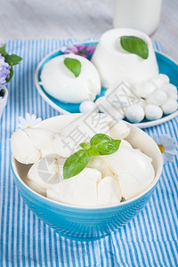 可口制作以鲜奶成的典型意大利莫扎雷拉奶酪乳制品图片