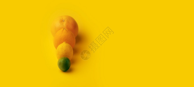 黄色背景的多彩柑橘水果全景图象柠檬混合丰富多彩的图片