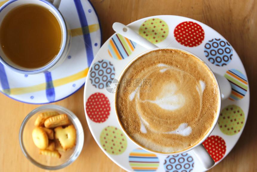 卡布奇诺咖啡杯加茶和饼干木制的可口图片