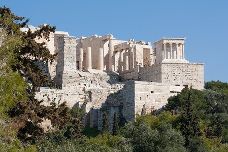 纪念碑展望普罗比莱亚门古老废墟和雅典的耐克神庙文明雅典卫城背景图片