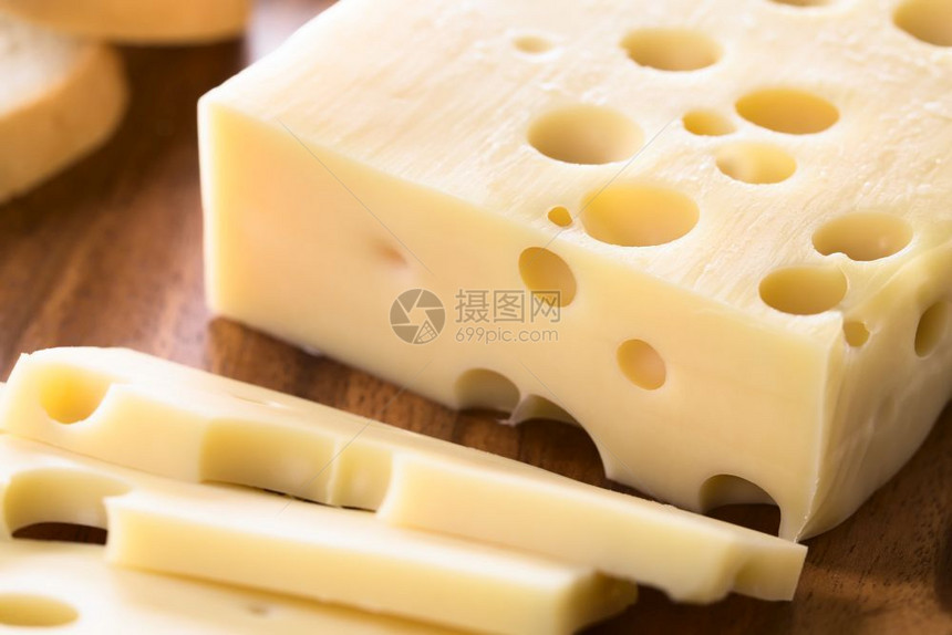 开胃菜或者重点在木制板上有选择的焦点将三分之一的焦点放入起司片中乳酪有选择的奶图片