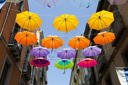 镇外部的意大利撒丁岛Iglesias街上的彩色阳伞市中心图片
