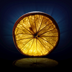 切片林柑橘暗蓝背景光上橙色观的创意图象图片