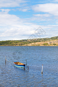 在法国兰格杜鲁西隆的Gruissan村附近湖上有渔民船丰富多彩的废墟水背景图片