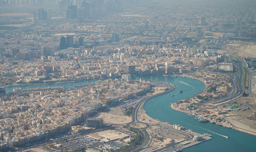 旅行飞机场日出时对迪拜溪的空中观察航班图片