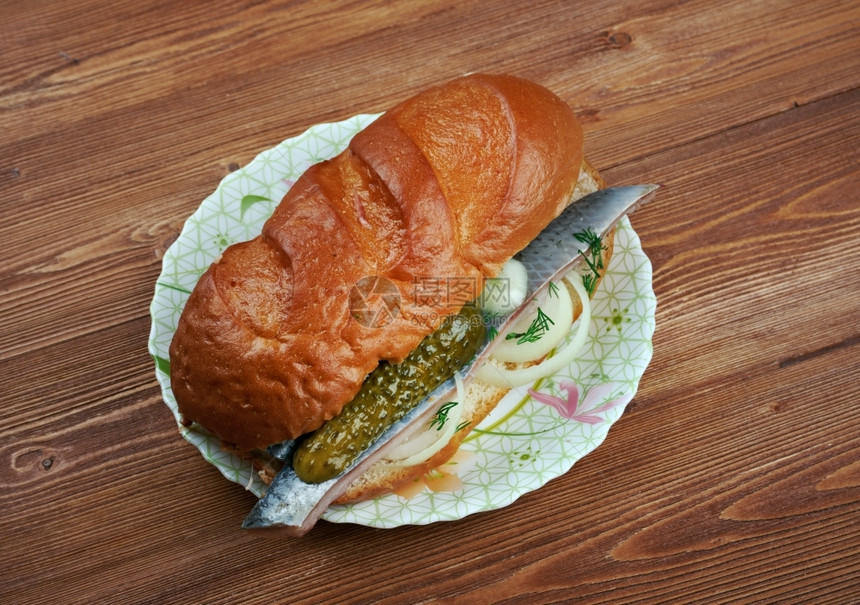传统荷兰三明治配有加黄和瓜新鲜的汉堡包洋葱图片
