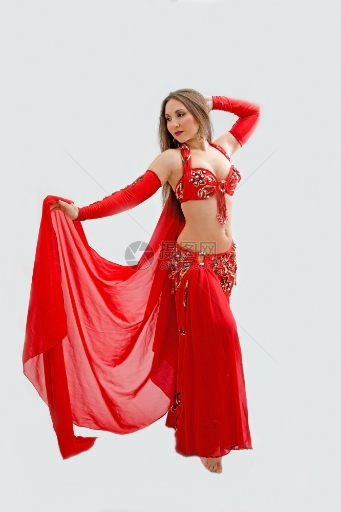 穿着红衣的美丽腹部舞女戴着面纱与世隔绝红色的演员东图片