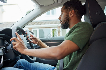 犯罪二十多岁消息传递使用移动电话驾驶汽车的人HMP图片