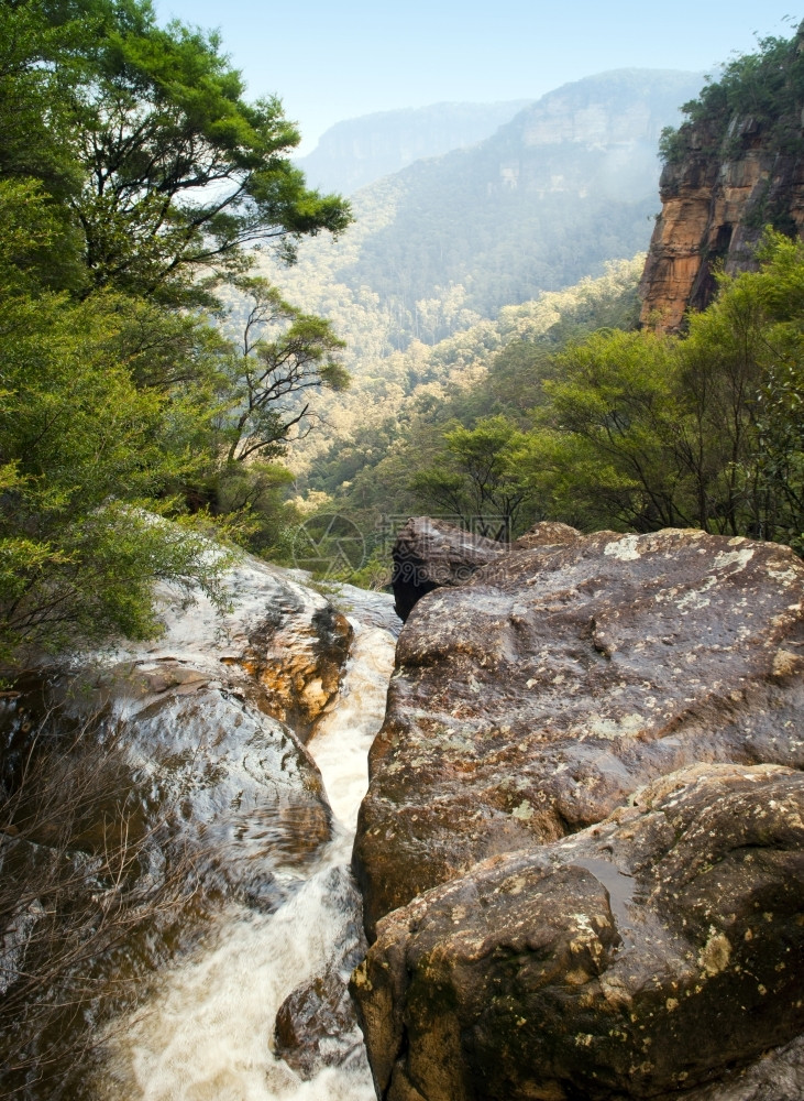 蓝色的澳大利亚山岩石通过河流澳大利亚的青山脉卡通巴图片