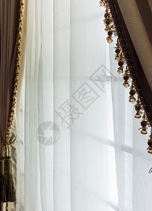 棕色的白天鹅绒客厅窗户上布着半透明的棕色窗帘图片