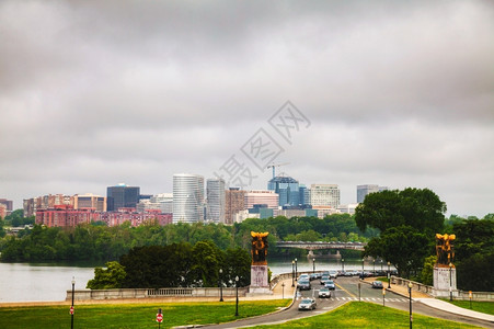 罗斯林交通现代的华盛顿特区清晨的城市风景联合背景