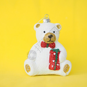 一种快乐的圣诞树玩具可爱的白色泰迪熊黄背景的背景图片