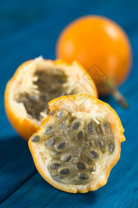 格林纳迪亚甜的谷物或葡萄麦片即PassifloralatPassifloraligualis切成两半其中种子和周围的果汁浆被吃掉或用于准备背景