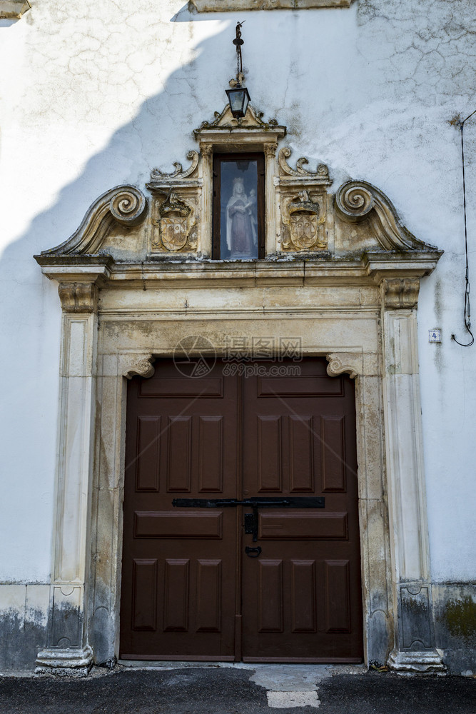 16世纪在葡萄牙科英布拉市Tentugal镇建造的卡梅尔夫人修道院主入口详情Camel女士前冲楣细节图片