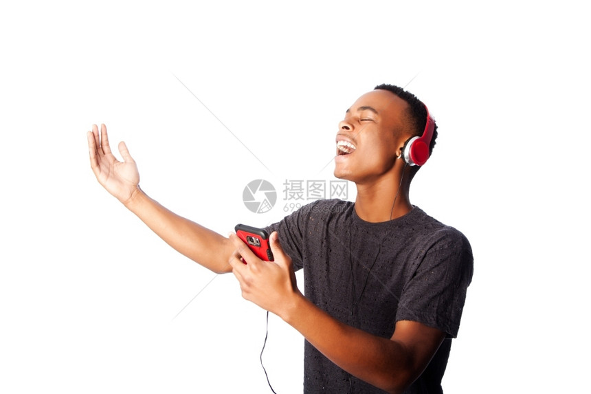 摄影黑色的响亮美丽非洲少年在听音乐时欢地一起唱歌用白色的图片