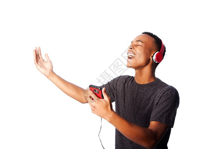 摄影黑色的响亮美丽非洲少年在听音乐时欢地一起唱歌用白色的图片