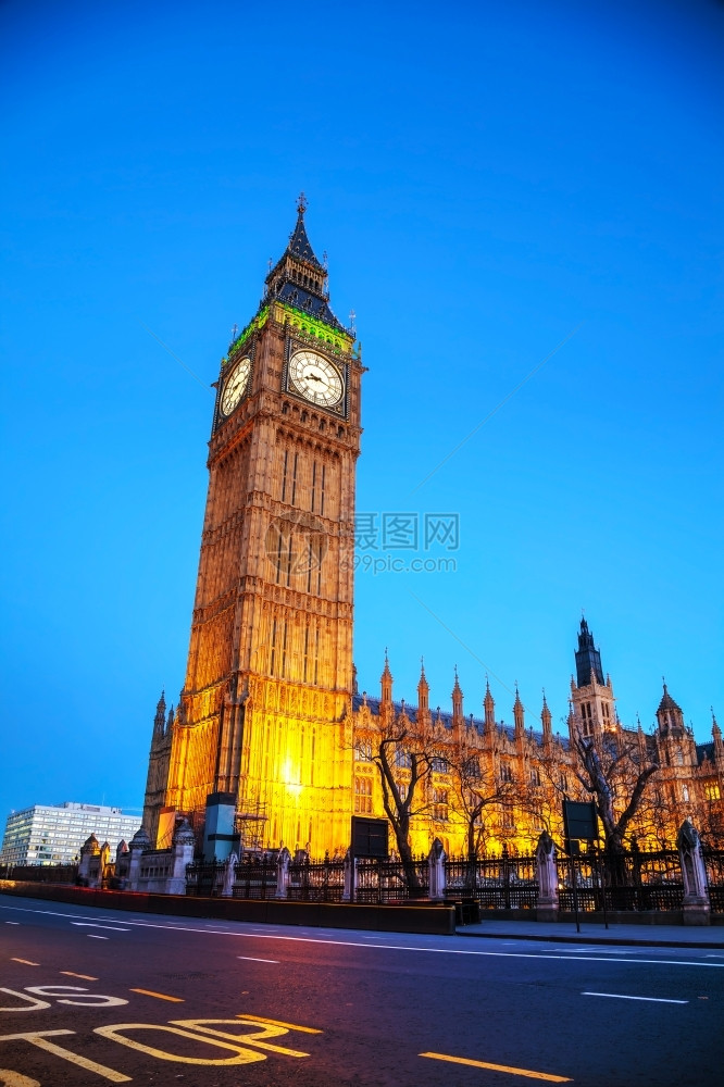 旅游钟ElizabethClock塔英国伦敦晚上威斯敏特图片