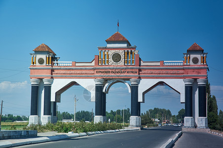贾拉拉巴德亚洲七月边界JalalAbad2018年7月3日于吉尔斯坦市入口处的纪念碑背景