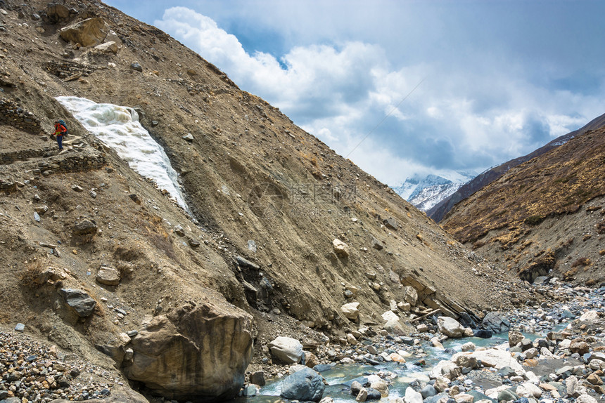 结石2018年4月6日在尼泊尔Annapurna周围的赛道上独自徒步登山者Nepal064218美丽旅行图片