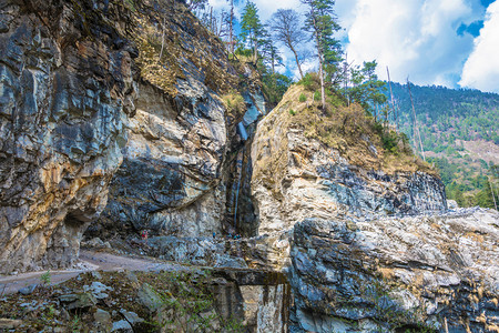 旅行岩石尼泊尔Annapurna附近的山路上一小群游客亚洲人图片