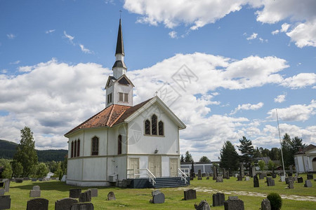 挪威莱拉附近带有的白色木制铁条教堂五线谱风景优美宗教的图片