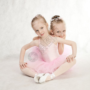 两个小女孩芭蕾舞女坐在地上的塔图舞蹈家白种人后代图片