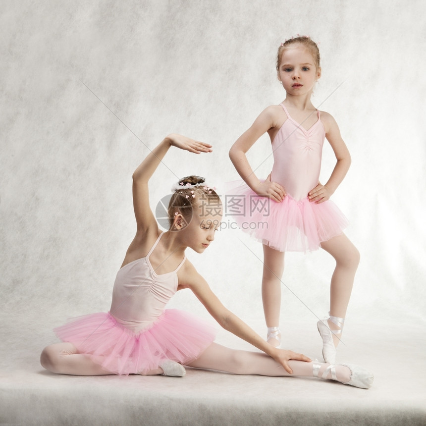 两个小女孩芭蕾舞女坐在地上的塔图团体后代白种人图片
