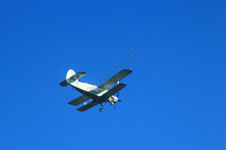 安2东诺夫An2在蓝天空飞机上安东诺夫2在空中飞行苏联俄罗斯图片