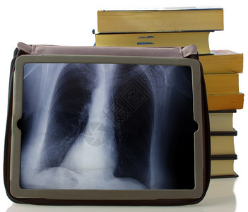 桌子药物在平板电脑屏幕上看到的放射线医生图片