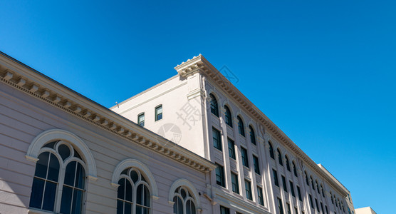 新奥尔良的白色建筑丰富多彩的美国公寓图片
