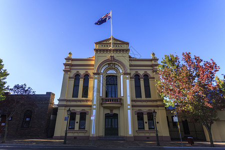 在澳大利亚新南威尔士州阿皮达勒182年建成的两层高Victorian高二楼市政厅景象里面有一块砖状墙面包括木板卷轴碎铁和平板19背景