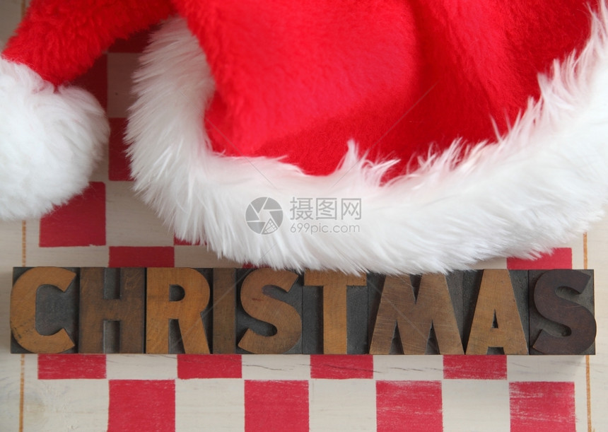 木头在钢印棋盘的圣诞老人帽子与词rsquoChristmasrsquo在旧木类型豪华的字体图片