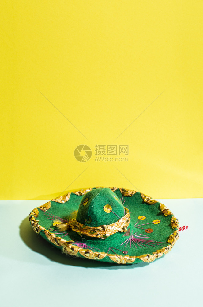 蛋黄酱几何色和绿柔调背景上的墨西哥草帽带墨西哥装饰品和的绿色帽子稻草墨西哥人图片