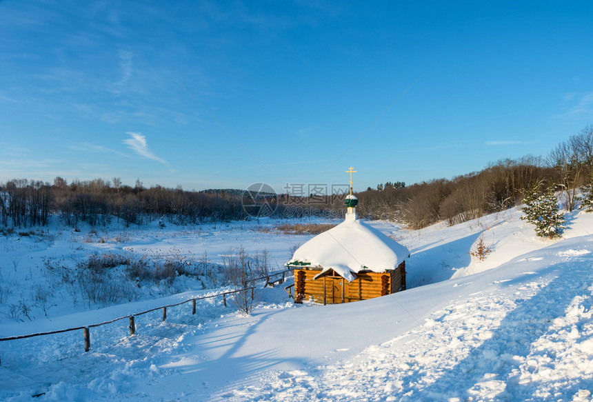 俄罗斯亚拉夫地区鲍里索格尔博斯基区Khaurovo村附近的阳光明媚冬季寒日在圣伊里雅诺霍福春天宗教伊里纳霍沃木制的图片