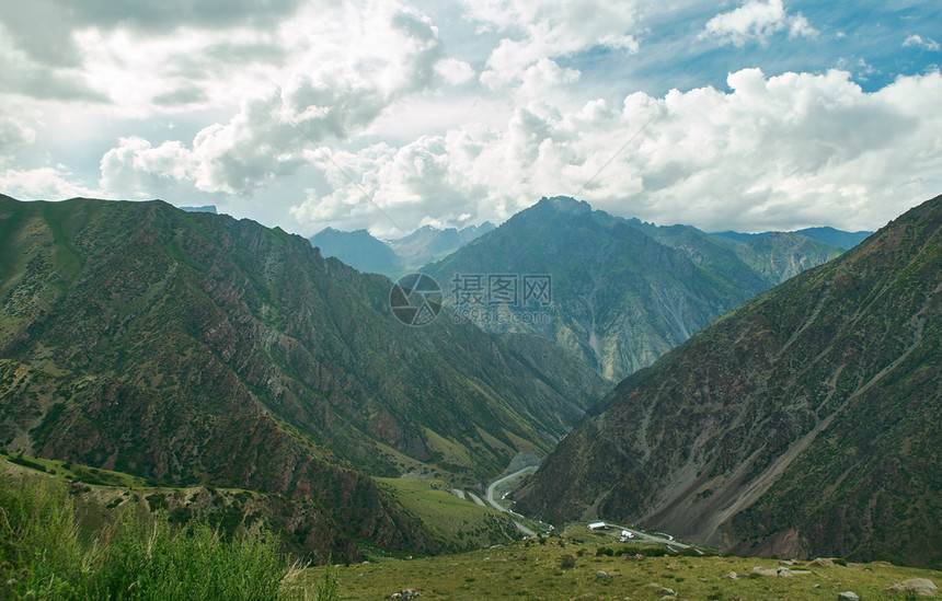 爬坡道旅行TooAshuuPassOshBishkekroad3150m吉尔斯坦美丽的图片