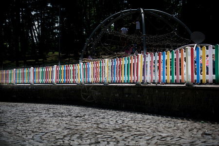 装饰多彩的木制围栏一部分地面颜色墙图片