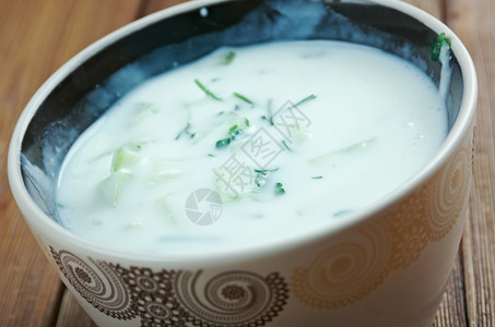 酸的它由Qatiq盐中亚菜料组成包括卡提克中亚菜牛奶哈萨克斯坦图片