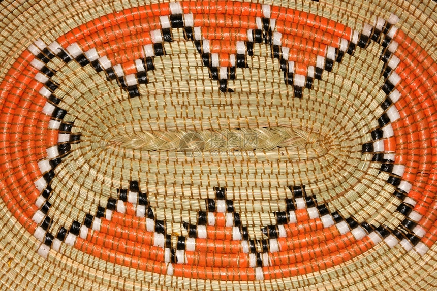 手工制作的有质感编织手非洲篮子的多彩图案图片