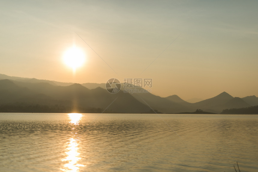 放松太阳湖和山有日出的天空景观旅游图片