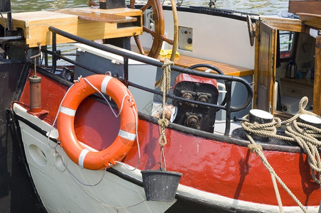 引擎一条老式平底船尾的详情有浮标水桶锚绞盘骑手泵和绳索生活金属图片