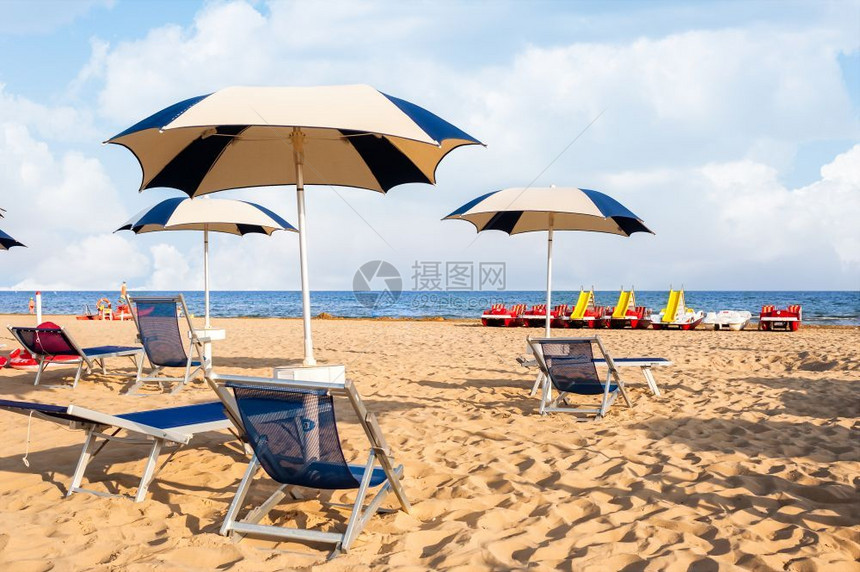 桨床意大利Bibione比昂岛的放松和日晒海滩伞状热带图片