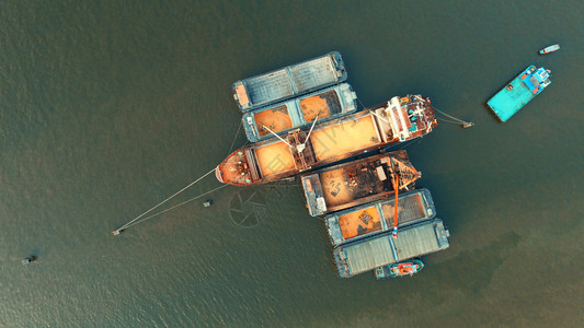 货运漂浮高度集装箱船舶在河港载农产品的顶端视图百分比图片