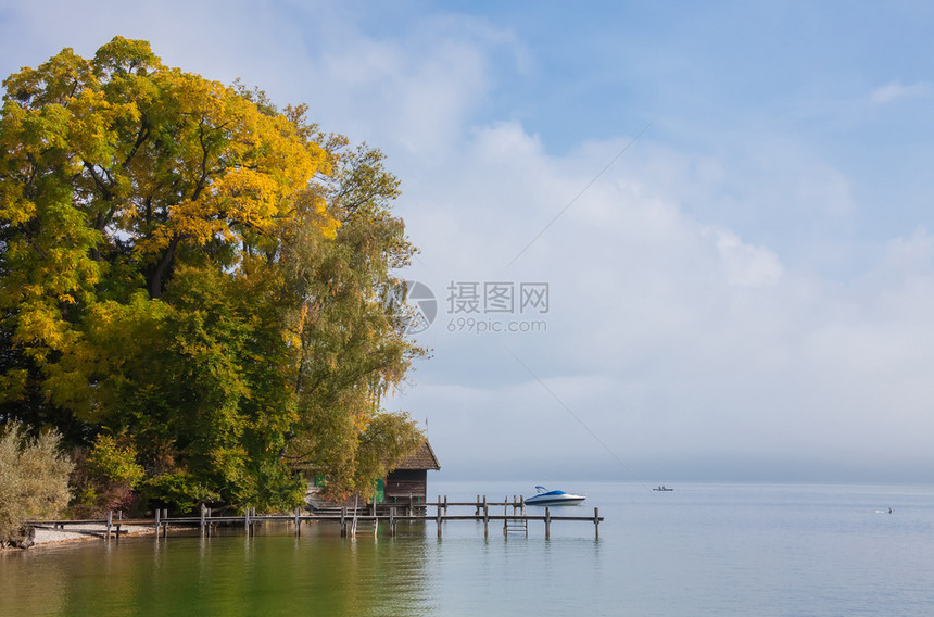 此图显示秋天的海舱景观船图片