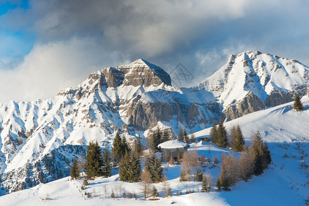 高的自然意大利冬季在高雪覆盖的山上捕猎cabin图片
