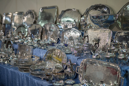 放晚餐带具托盘子和花瓶的银器架带餐具盘子和花瓶的银器架餐厅图片