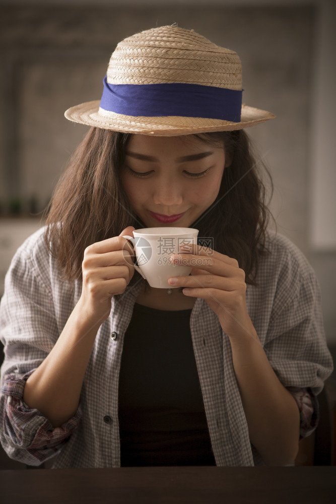 杯子泰国美丽的亚洲女人和热咖啡杯快乐的笑脸帽子图片