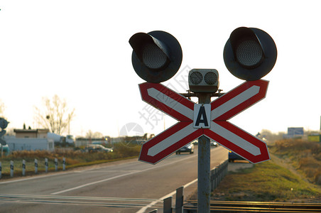 交通灯和在铁路跨越交通灯铁路过境点的上签字运输信号象征图片