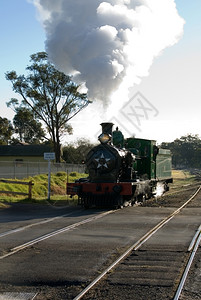 力量活塞铁路分线上的蒸汽机图片
